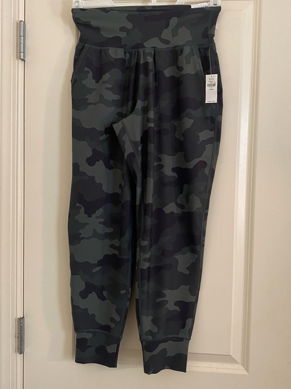 Old Navy Women's Camo High-Waist Joggers - Black & Dark Green